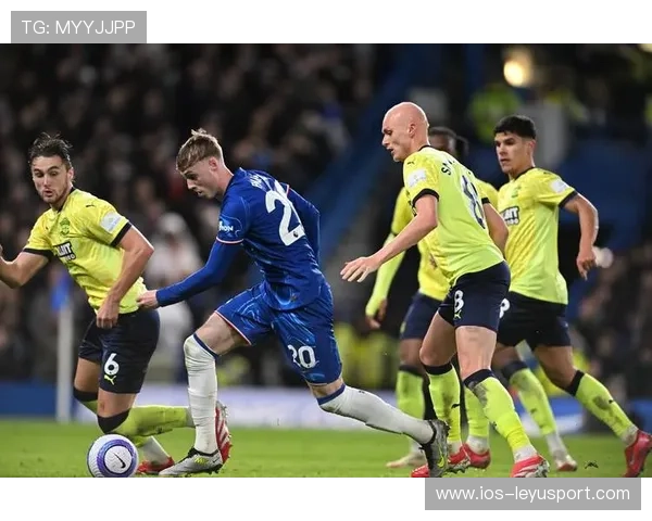 切尔西突破后倒三角，帕尔默凌空扫射破网